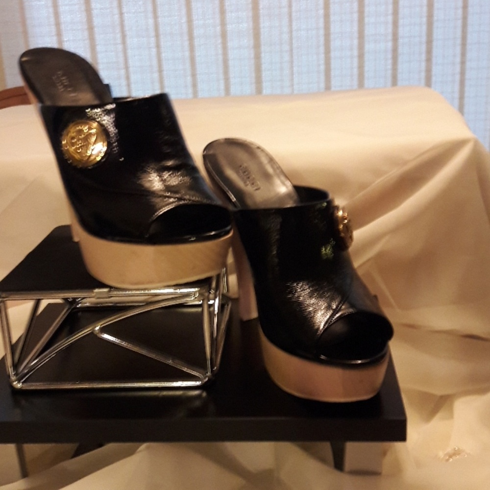 Gucci black patent leather mule